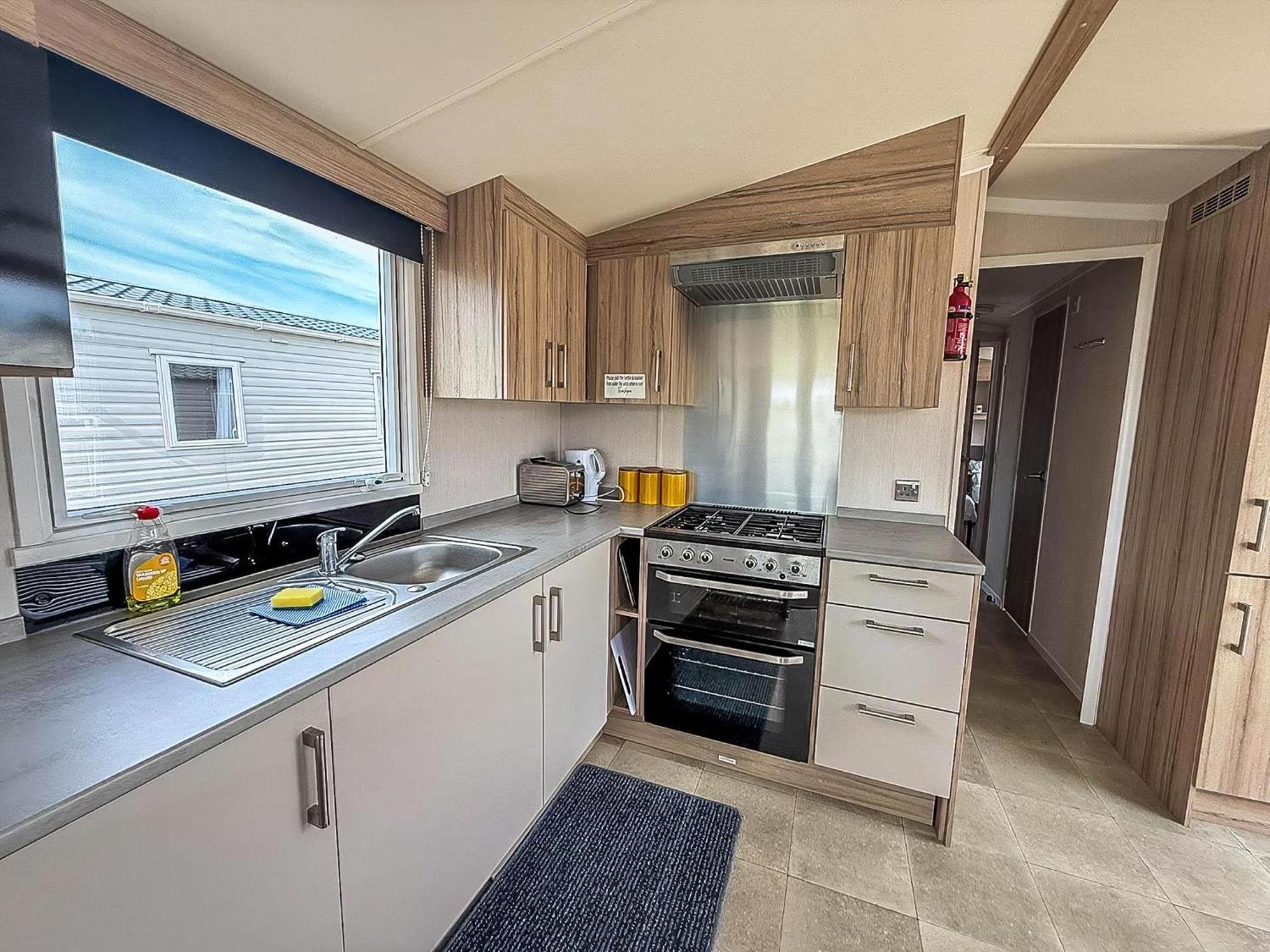 6 Berth Caravan With Decking At Sunnydale Holiday Park Ref 35243Kg Louth  Kültér fotó